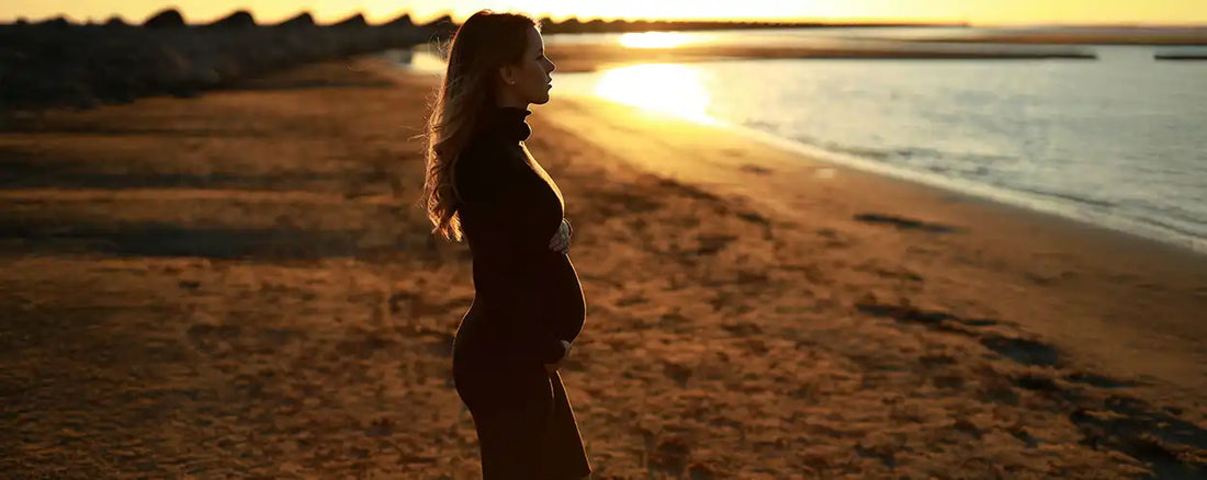 Femme enceinte de 4 mois posant les mains sur son ventre arrondi – grossesse deuxième trimestre