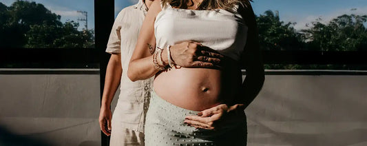 Femme enceinte de 7 mois tenant son ventre arrondi dans un moment de tendresse
