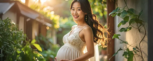 Femme enceinte de 6 mois posant ses mains sur son ventre arrondi