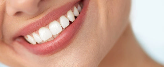 Dentiste examinant des dents — soins bucco-dentaires professionnels disponibles sur laparadulac.com