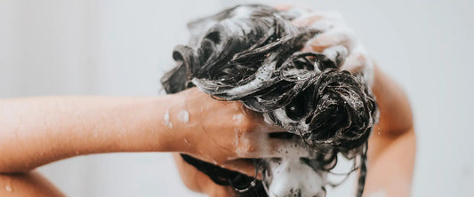 image de cheveux gras et shampoing