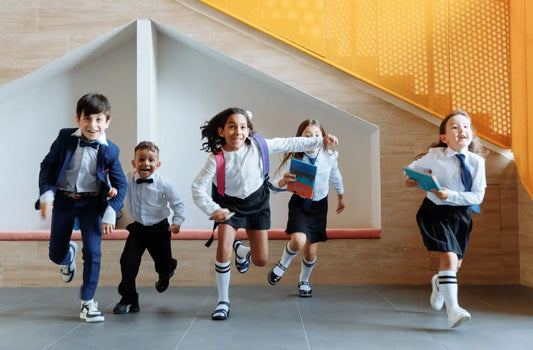 Enfant avec sac d’école préparé – produits de rentrée disponibles sur laparadulac.com