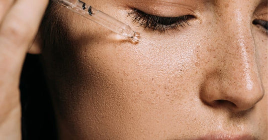 Flacon de sérum visage doux pour peaux sensibles proposé par laparadulac.com