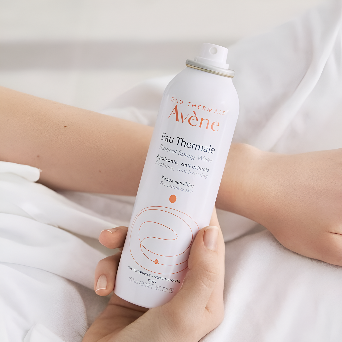 Spray Eau Thermale Avène 150ml et 300ml pour apaiser les peaux sensibles – disponible sur laparadulac.com