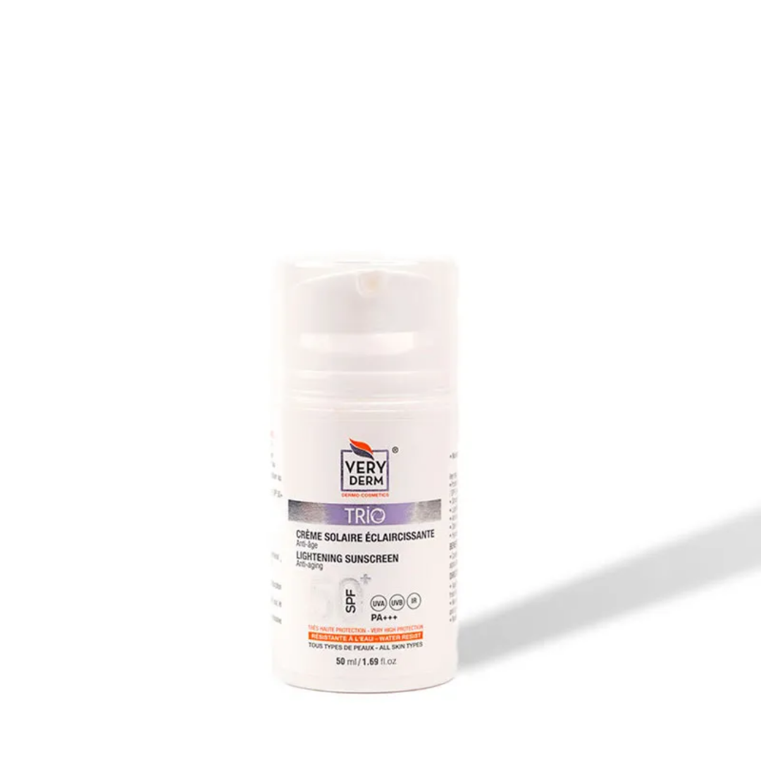 Crème solaire triple action SPF, anti-âge, anti-taches et éclaircissante, enrichie en niacinamide, AKOActive et Tinosorb M/S – disponible sur laparadulac.com, parapharmacie Tunisie.