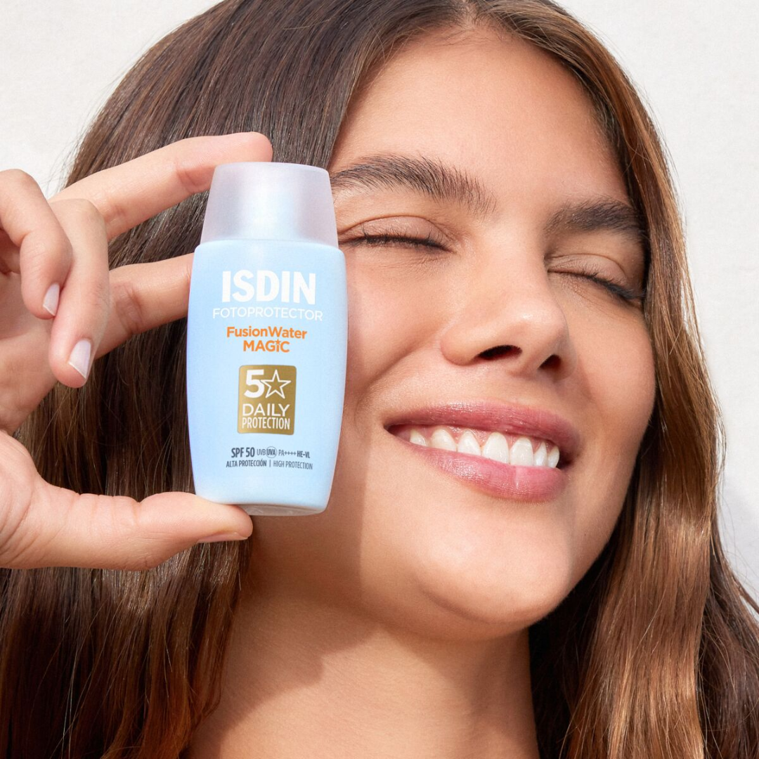 Photo du produit ISDIN Fusion Water MAGIC SPF50 chez Laparadulac Parapharmacie Tunisie. Crème solaire visage légère et hydratante.
