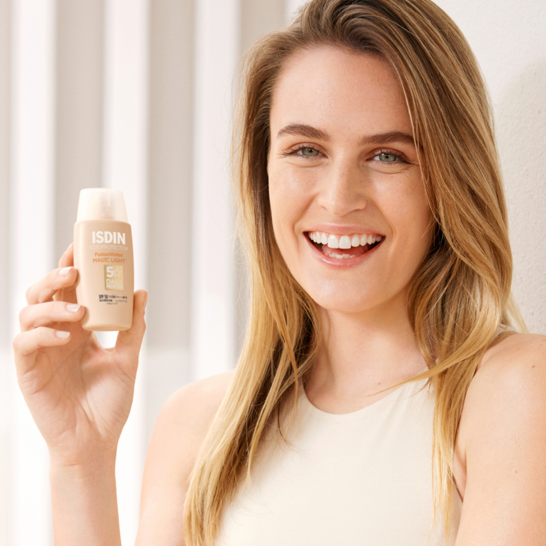 Fusion Water MAGIC Light SPF 50 – Solaire teintée peaux claires par Laparadulac Parapharmacie Tunisie.