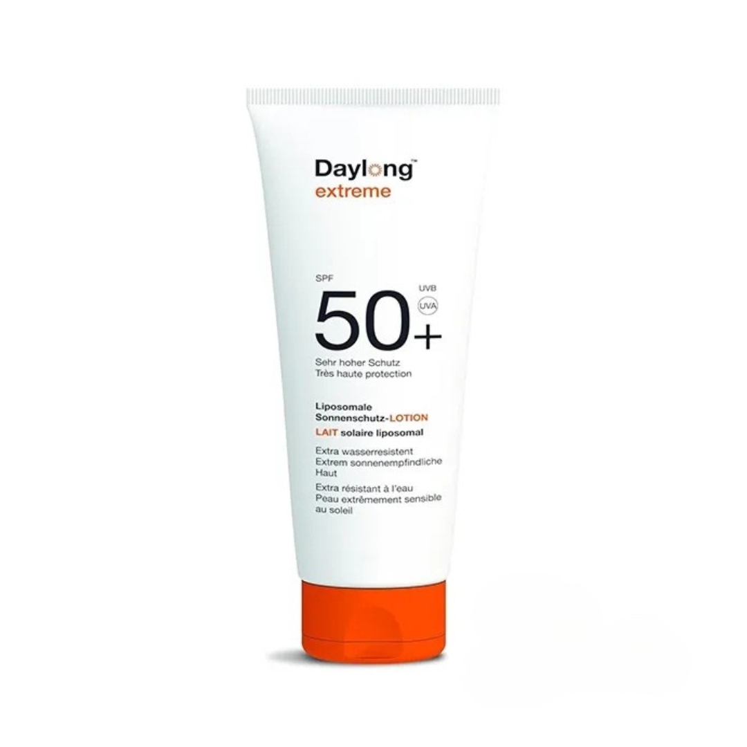 Lotion solaire liposomale DAYLONG SPF50+ 50ml disponible sur laparadulac.com, parapharmacie Tunisie, haute protection compacte pour peaux sensibles.