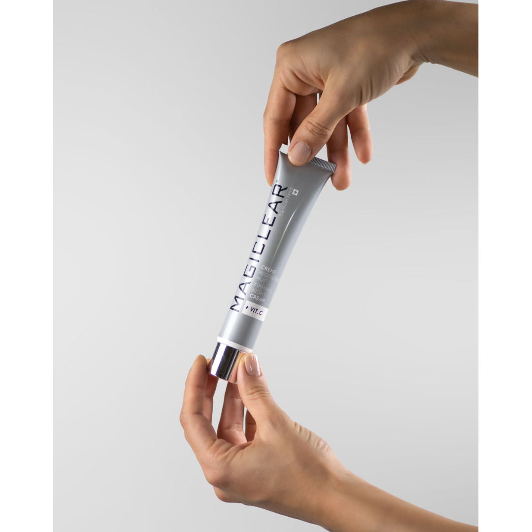 “MAGICLEAR Crème Régénérante Anti-Âge Nuit Silver 50g – Crème de nuit hydratante et anti-âge, nourrit et renforce la peau pendant le sommeil, favorise le renouvellement cellulaire et aide à réparer les dommages environnementaux quotidiens. Enrichie en acide octadécènedioïque, vitamines B3 et C, extraits de feuilles de vigne et de réglisse, allantoïne et bisabolol. Appliquer le soir sur le visage nettoyé. Disponible sur laparadulac.com, parapharmacie en ligne en Tunisie.”