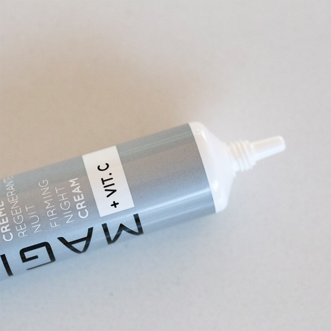 “MAGICLEAR Crème Régénérante Anti-Âge Nuit Silver 50g – Crème de nuit hydratante et anti-âge, nourrit et renforce la peau pendant le sommeil, favorise le renouvellement cellulaire et aide à réparer les dommages environnementaux quotidiens. Enrichie en acide octadécènedioïque, vitamines B3 et C, extraits de feuilles de vigne et de réglisse, allantoïne et bisabolol. Appliquer le soir sur le visage nettoyé. Disponible sur laparadulac.com, parapharmacie en ligne en Tunisie.”