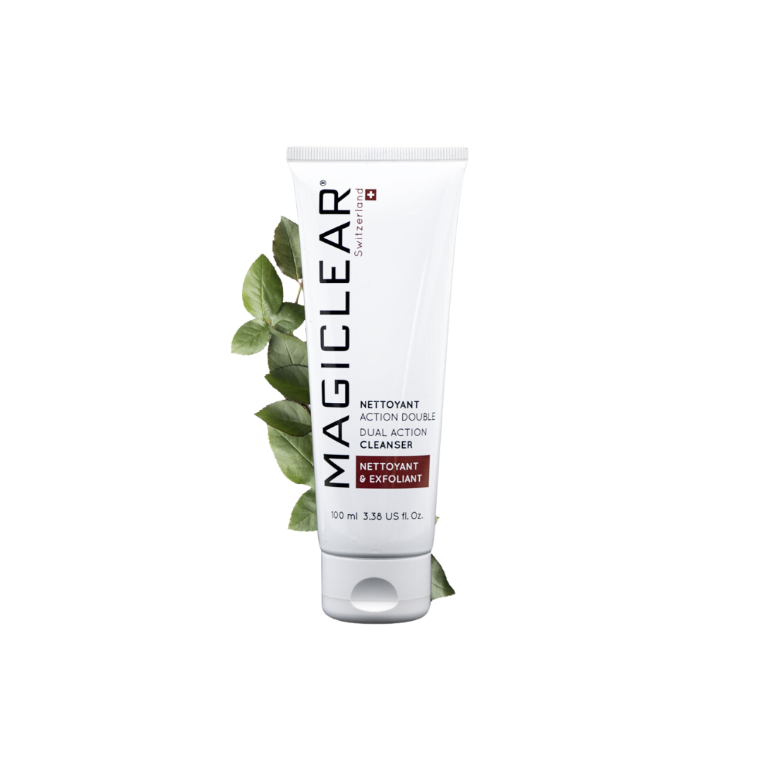 “MAGICLEAR Nettoyant Double Action 100ml – Gel 2 en 1 nettoyant et exfoliant qui purifie la peau, élimine les impuretés et les cellules mortes, affine le grain de peau, et prépare la peau à l’absorption des soins suivants. Contient du polyéthylène pour une exfoliation douce, du polyquaternium-10 aux propriétés antimicrobiennes, et de l’acide lactique (AHA) pour hydrater et stimuler le renouvellement cellulaire. Disponible sur laparadulac.com, parapharmacie en ligne en Tunisie.”