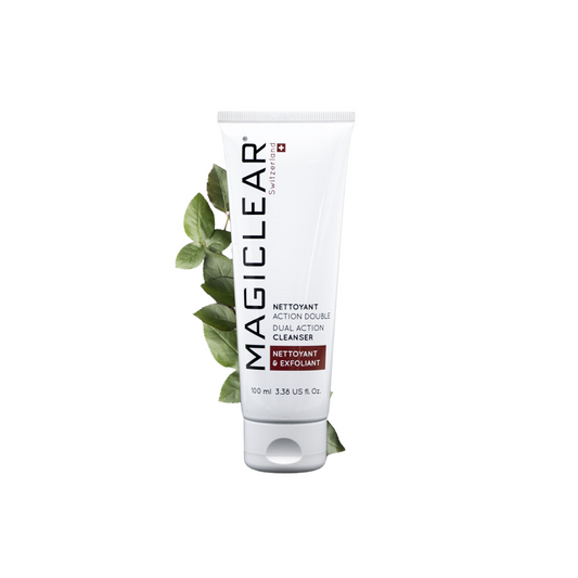 “MAGICLEAR Nettoyant Double Action 100ml – Gel 2 en 1 nettoyant et exfoliant qui purifie la peau, élimine les impuretés et les cellules mortes, affine le grain de peau, et prépare la peau à l’absorption des soins suivants. Contient du polyéthylène pour une exfoliation douce, du polyquaternium-10 aux propriétés antimicrobiennes, et de l’acide lactique (AHA) pour hydrater et stimuler le renouvellement cellulaire. Disponible sur laparadulac.com, parapharmacie en ligne en Tunisie.”