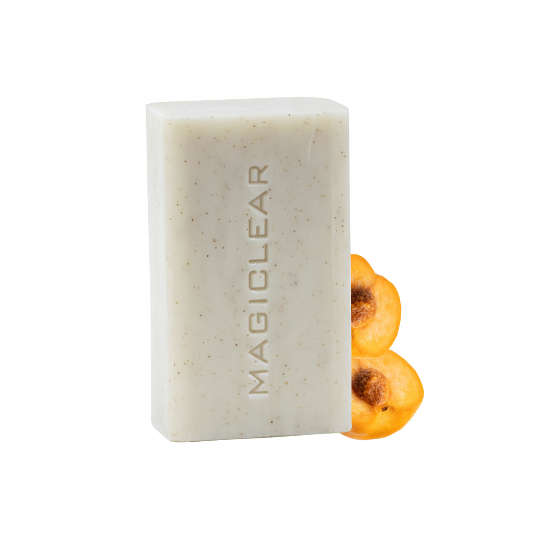 “MAGICLEAR Savon Clarifiant Exfoliant 200g – Savon exfoliant pour le corps, élimine les cellules mortes, nettoie en profondeur, stimule la régénération cellulaire, unifie et clarifie le teint. Neutralise les odeurs corporelles et prévient la déshydratation de la peau. Contient de la poudre de noyaux d’abricot et des billes de polyéthylène pour une exfoliation douce. Fabriqué en Suisse. Disponible sur laparadulac.com, parapharmacie en ligne en Tunisie.”