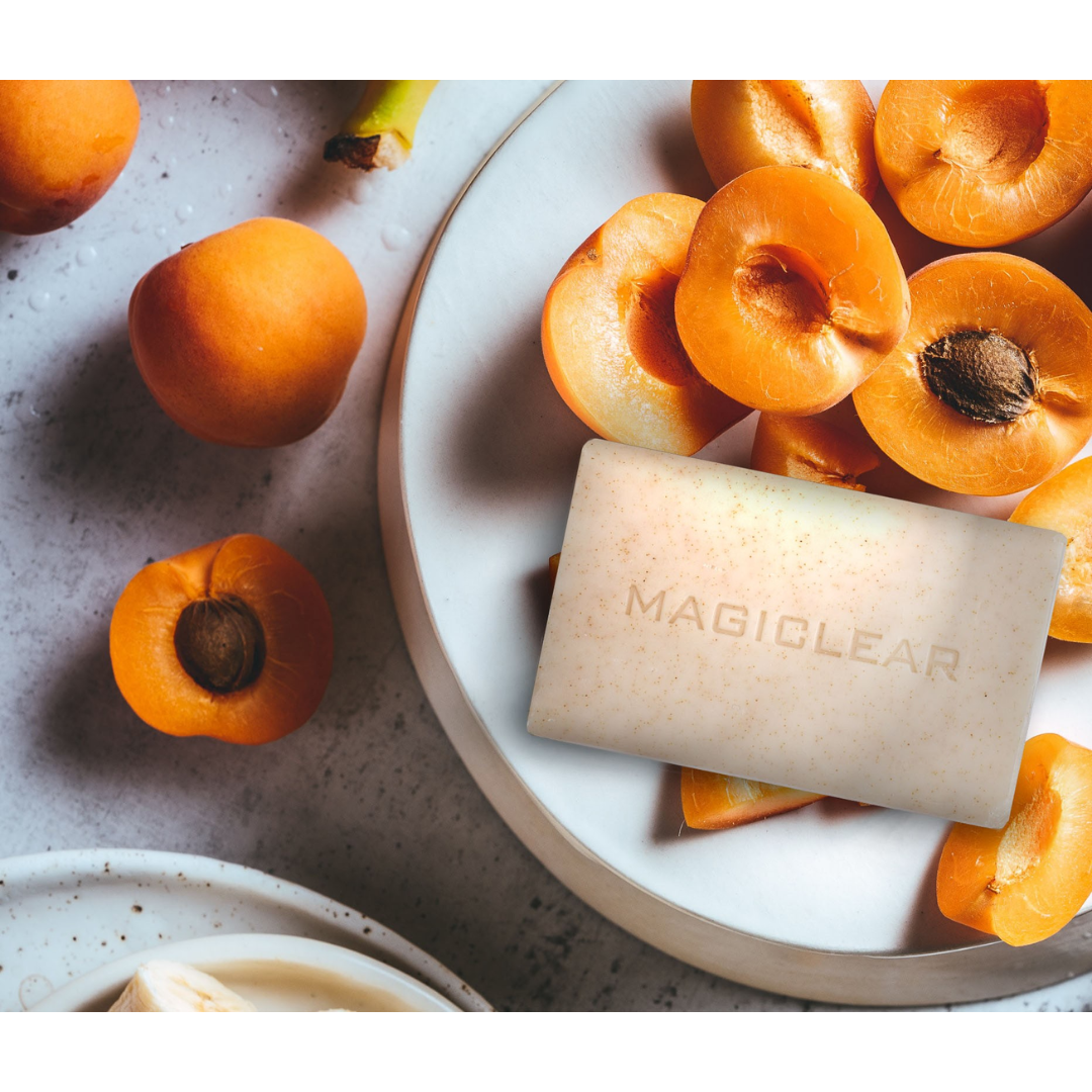 “MAGICLEAR Savon Clarifiant Exfoliant 200g – Savon exfoliant pour le corps, élimine les cellules mortes, nettoie en profondeur, stimule la régénération cellulaire, unifie et clarifie le teint. Neutralise les odeurs corporelles et prévient la déshydratation de la peau. Contient de la poudre de noyaux d’abricot et des billes de polyéthylène pour une exfoliation douce. Fabriqué en Suisse. Disponible sur laparadulac.com, parapharmacie en ligne en Tunisie.”