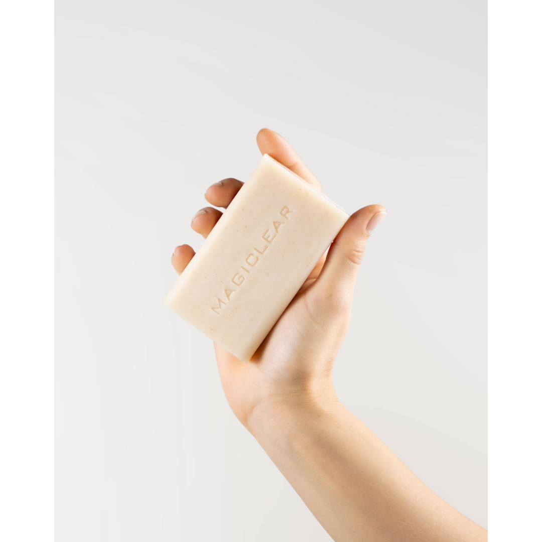 “MAGICLEAR Savon Clarifiant Exfoliant 200g – Savon exfoliant pour le corps, élimine les cellules mortes, nettoie en profondeur, stimule la régénération cellulaire, unifie et clarifie le teint. Neutralise les odeurs corporelles et prévient la déshydratation de la peau. Contient de la poudre de noyaux d’abricot et des billes de polyéthylène pour une exfoliation douce. Fabriqué en Suisse. Disponible sur laparadulac.com, parapharmacie en ligne en Tunisie.”