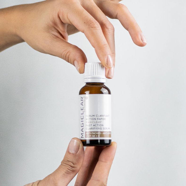 “MAGICLEAR Sérum Clarifiant Action Rapide 30ml – Sérum intensif anti-taches et anti-âge conçu pour unifier et illuminer le teint. Formulé pour augmenter la régénération cellulaire, éliminer les cellules pigmentées et stimuler la synthèse du collagène. Enrichi en vitamines B3 et C, extraits de thé vert, mûrier blanc et réglisse pour des effets antioxydants, anti-inflammatoires et purifiants. Appliquer matin et soir sur une peau nettoyée. Disponible sur laparadulac.com, parapharmacie en ligne en Tunisie.”