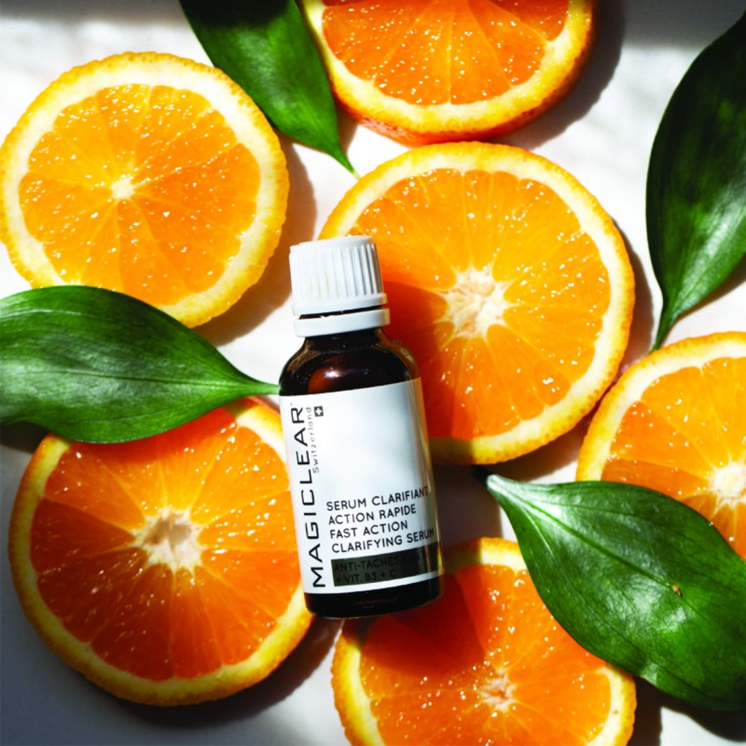 “MAGICLEAR Sérum Clarifiant Action Rapide 30ml – Sérum intensif anti-taches et anti-âge conçu pour unifier et illuminer le teint. Formulé pour augmenter la régénération cellulaire, éliminer les cellules pigmentées et stimuler la synthèse du collagène. Enrichi en vitamines B3 et C, extraits de thé vert, mûrier blanc et réglisse pour des effets antioxydants, anti-inflammatoires et purifiants. Appliquer matin et soir sur une peau nettoyée. Disponible sur laparadulac.com, parapharmacie en ligne en Tunisie.”