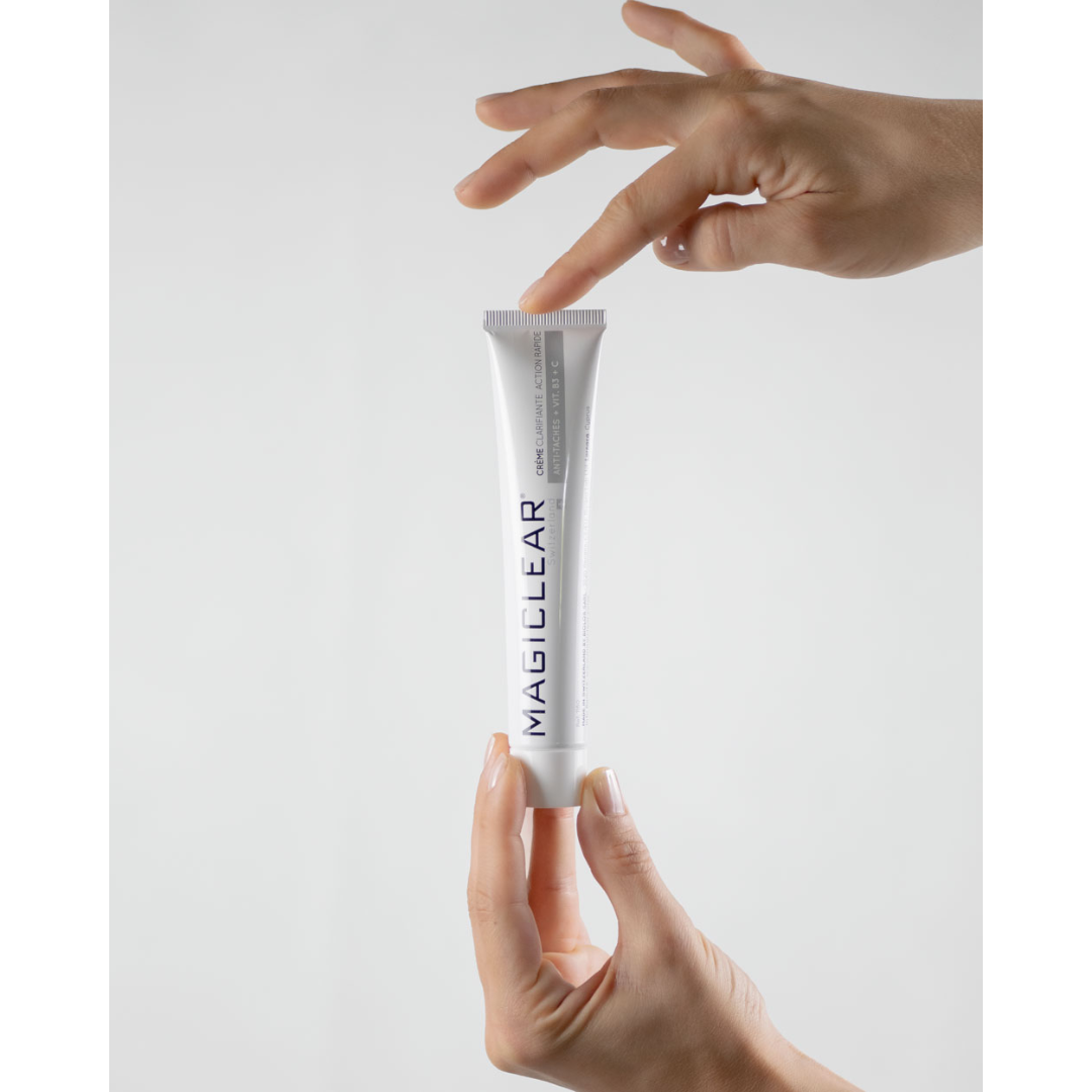 “MAGICLEAR Crème Clarifiante Action Rapide 50g – Crème éclaircissante pour un teint uniforme, élimine les cellules pigmentées, accélère le renouvellement cellulaire et réduit les taches brunes sans irritation. Contient HPPA, acides glycyrrhétinique, octadécènedioïque et salicylique, vitamines B3 et C, extraits de thé vert, petit pois et réglisse, allantoïne et bisabolol. Disponible sur laparadulac.com, parapharmacie en ligne en Tunisie.”