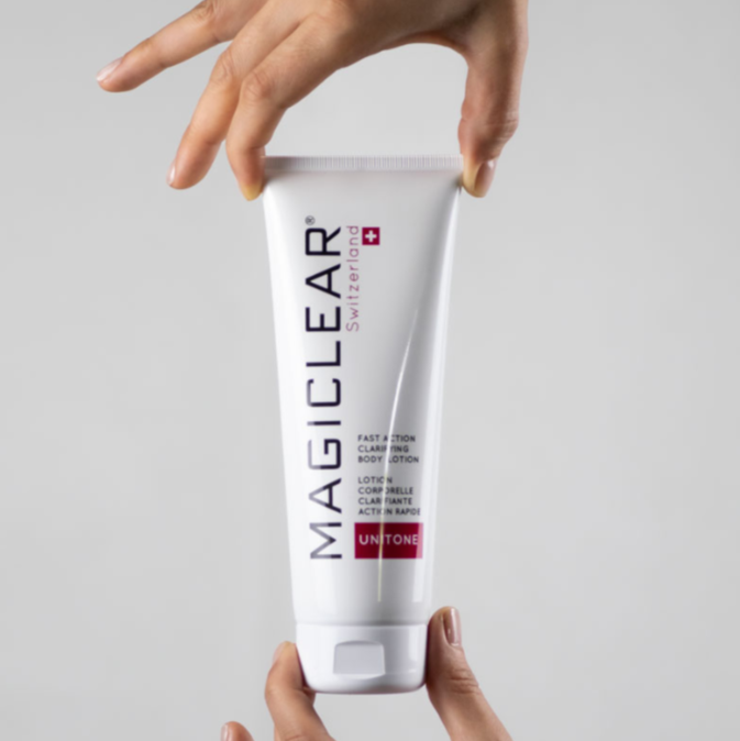 “MAGICLEAR Nettoyant Double Action 100ml – Gel 2 en 1 nettoyant et exfoliant qui purifie la peau, élimine les impuretés et les cellules mortes, affine le grain de peau, et prépare la peau à l’absorption des soins suivants. Contient du polyéthylène pour une exfoliation douce, du polyquaternium-10 aux propriétés antimicrobiennes, et de l’acide lactique (AHA) pour hydrater et stimuler le renouvellement cellulaire. Disponible sur laparadulac.com, parapharmacie en ligne en Tunisie.”