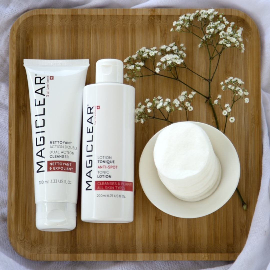 “MAGICLEAR Nettoyant Double Action 100ml – Gel 2 en 1 nettoyant et exfoliant qui purifie la peau, élimine les impuretés et les cellules mortes, affine le grain de peau, et prépare la peau à l’absorption des soins suivants. Contient du polyéthylène pour une exfoliation douce, du polyquaternium-10 aux propriétés antimicrobiennes, et de l’acide lactique (AHA) pour hydrater et stimuler le renouvellement cellulaire. Disponible sur laparadulac.com, parapharmacie en ligne en Tunisie.”