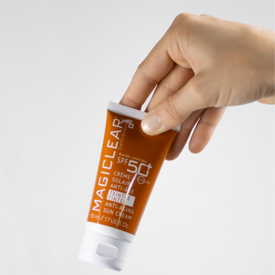 alt="Magiclear Crème Solaire Teintée SPF 50+ PA+++ protection solaire très haute, unifie le teint et protège la peau contre les UVA UVB - disponible sur LaParaDuLac.com"