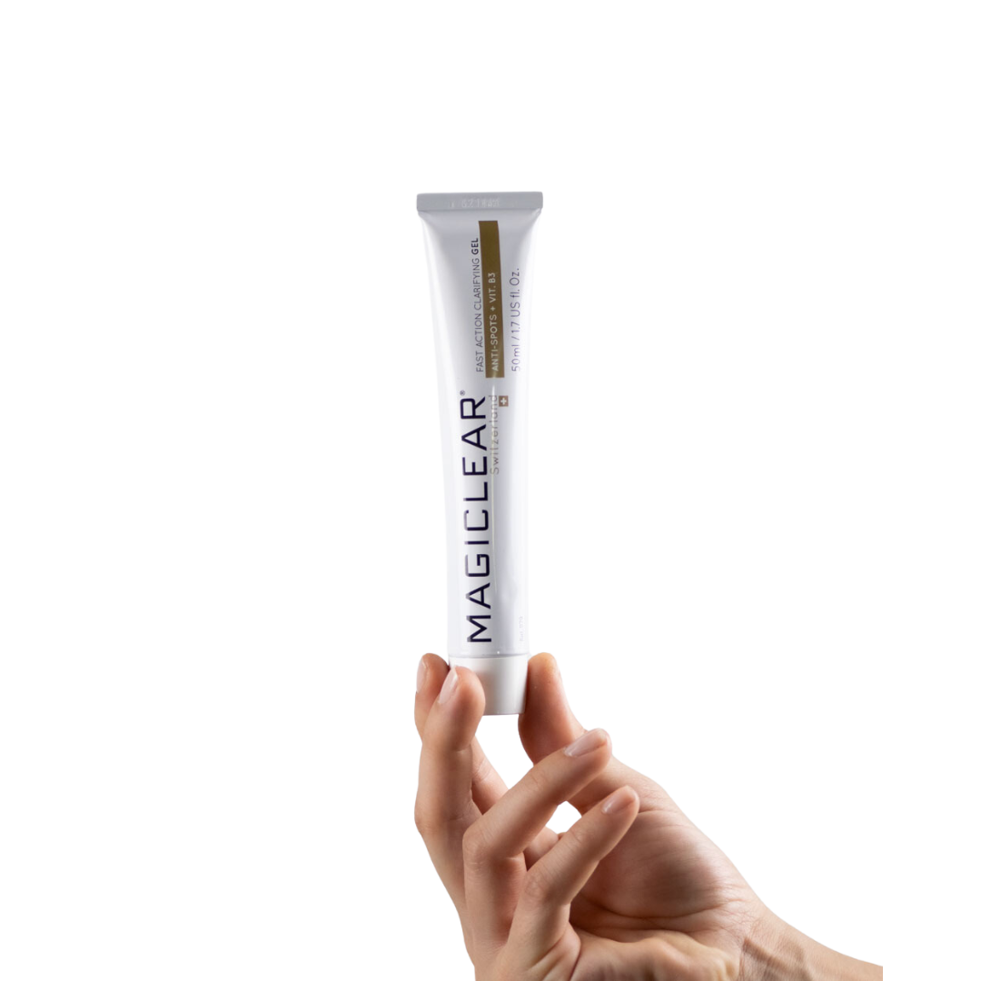 “MAGICLEAR Gel Clarifiant Action Rapide 50g – Gel éclaircissant pour réduire la pigmentation de la peau, aux effets clarifiants et anti-inflammatoires immédiats. Hydrate, apaise et élimine les taches brunes. Contient du HPPA, des acides glycyrrhétinique et salicylique, de la vitamine B3, des extraits de pomme et de réglisse, ainsi qu’un facteur hydratant naturel. Disponible sur laparadulac.com, parapharmacie en ligne en Tunisie.”