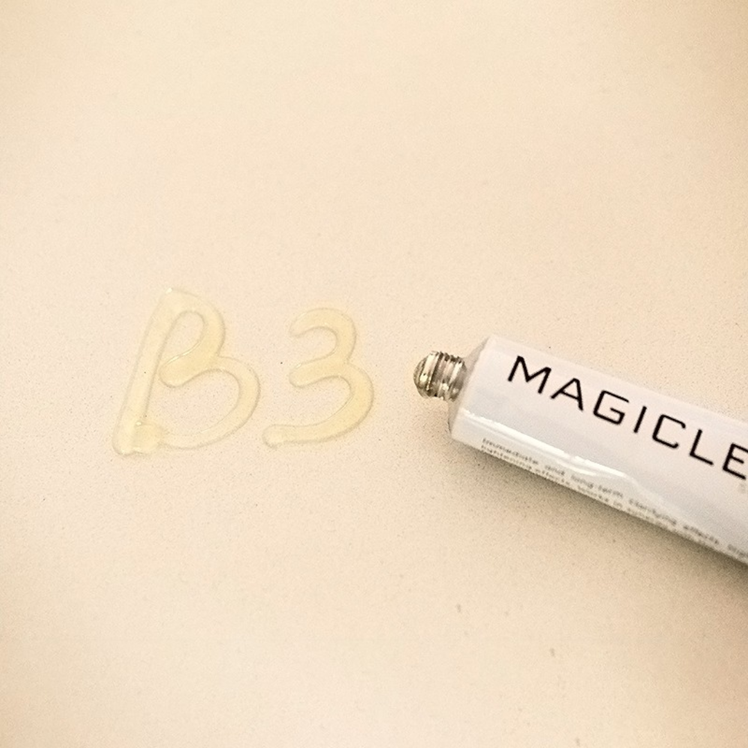 “MAGICLEAR Gel Clarifiant Action Rapide 50g – Gel éclaircissant pour réduire la pigmentation de la peau, aux effets clarifiants et anti-inflammatoires immédiats. Hydrate, apaise et élimine les taches brunes. Contient du HPPA, des acides glycyrrhétinique et salicylique, de la vitamine B3, des extraits de pomme et de réglisse, ainsi qu’un facteur hydratant naturel. Disponible sur laparadulac.com, parapharmacie en ligne en Tunisie.”