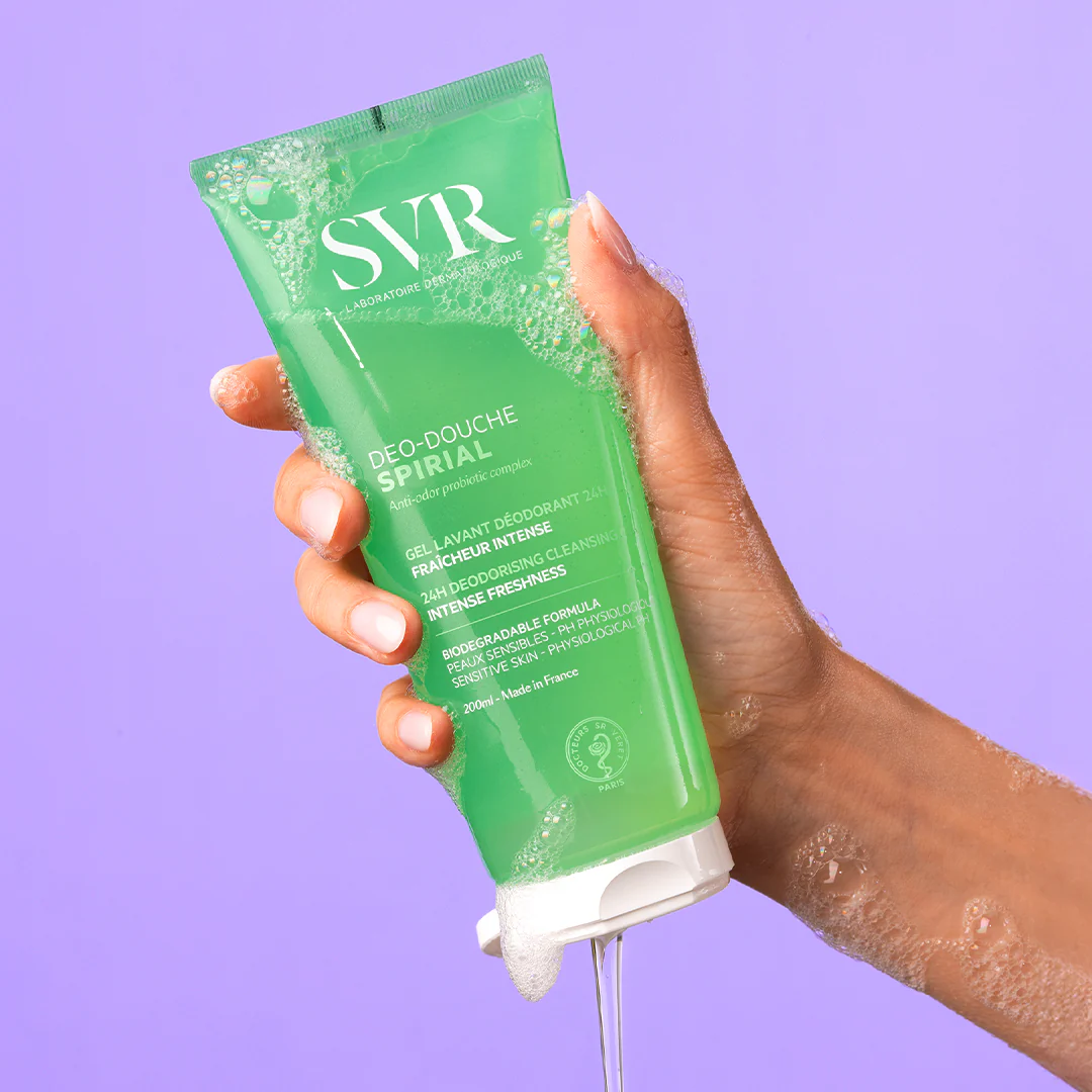 SVR SPIRIAL Déo-Douche 200ml est un gel lavant 2 en 1 qui nettoie, purifie et élimine les mauvaises odeurs tout en respectant les peaux sensibles. Grâce à son complexe probiotique, il offre une fraîcheur intense et une protection déodorante 24H. Convient à toutes les zones : visage, corps, hygiène intime et cheveux.
Disponible sur laparadulac.com – La meilleure parapharmacie en Tunisie. Commandez maintenant et profitez d’une livraison rapide !