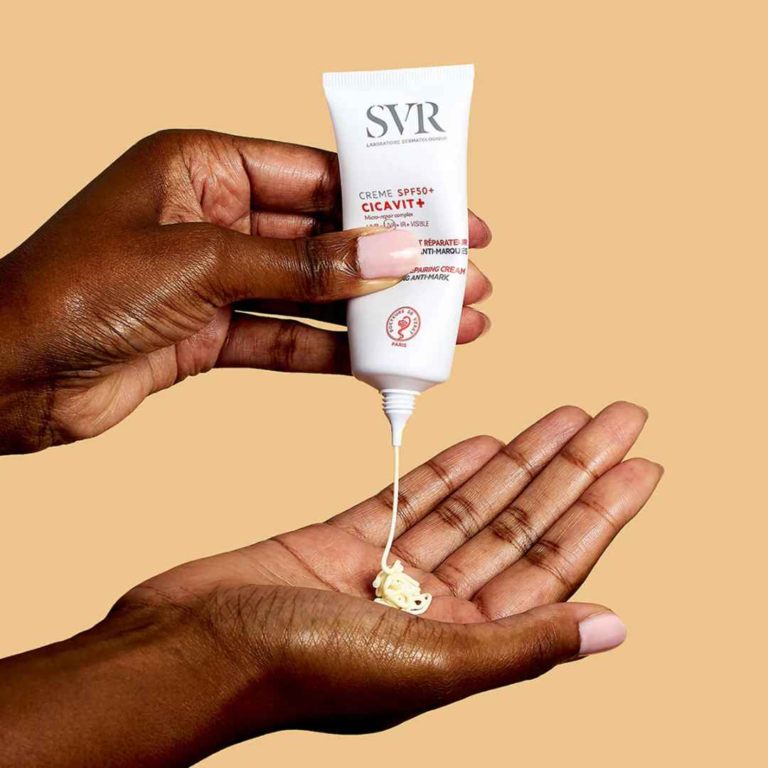 SVR CICAVIT+ Crème SPF 50+ | Réparation & Protection Solaire
Accélérez la cicatrisation des peaux fragilisées tout en les protégeant du soleil avec SVR CICAVIT+ Crème SPF 50+. Sa formule haute tolérance apaise, répare et protège contre les UVA, UVB, lumière visible et infrarouges, prévenant ainsi les marques et hyperpigmentations. Idéale pour les peaux sensibles, irritées ou après des traitements dermatologiques.
🛒 Disponible sur laparadulac.com, votre parapharmacie en Tunisie au meilleur prix ! 🚀