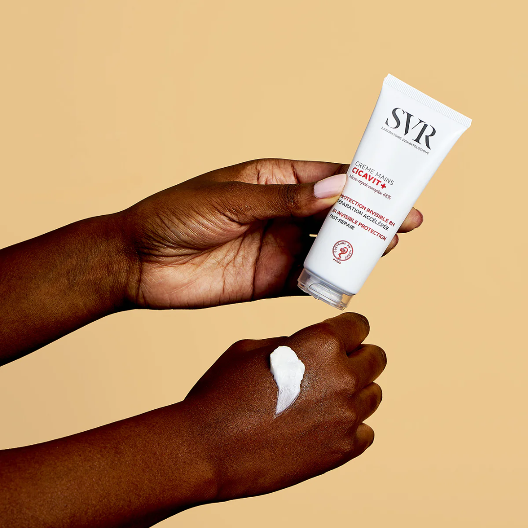 SVR CICAVIT+ Crème Mains | Réparation & Protection 8h
Mains sèches, abîmées, irritées ? SVR CICAVIT+ Crème Mains hydrate, répare et protège durablement contre les agressions (lavages, froid, produits chimiques). Idéale pour les mains sur-sollicitées, elle apaise et accélère la cicatrisation.
🛒 Disponible sur laparadulac.com, votre parapharmacie en Tunisie au meilleur prix ! 🚀