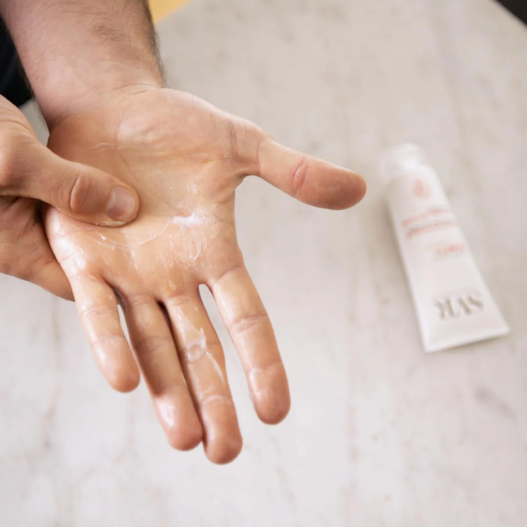 SVR CICAVIT+ Crème Mains | Réparation & Protection 8h
Mains sèches, abîmées, irritées ? SVR CICAVIT+ Crème Mains hydrate, répare et protège durablement contre les agressions (lavages, froid, produits chimiques). Idéale pour les mains sur-sollicitées, elle apaise et accélère la cicatrisation.
🛒 Disponible sur laparadulac.com, votre parapharmacie en Tunisie au meilleur prix ! 🚀