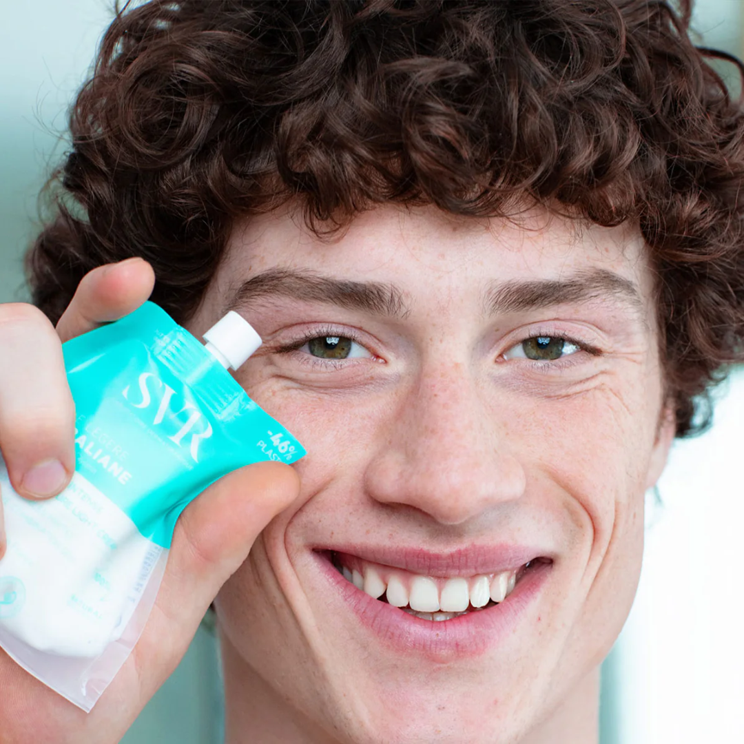 SVR Hydraliane Crème Légère | Hydratation 24H & Confort Peaux Sensibles
Offrez à votre peau une hydratation intense et durable avec SVR Hydraliane Crème Légère. Enrichie en eau physio-adaptée et acide hyaluronique, elle repulpe, apaise et protège les peaux normales à mixtes sans effet gras. Texture légère et ultra-fraîche pour un confort immédiat.
🛒 Disponible sur laparadulac.com, votre parapharmacie en Tunisie au meilleur prix ! 🚀