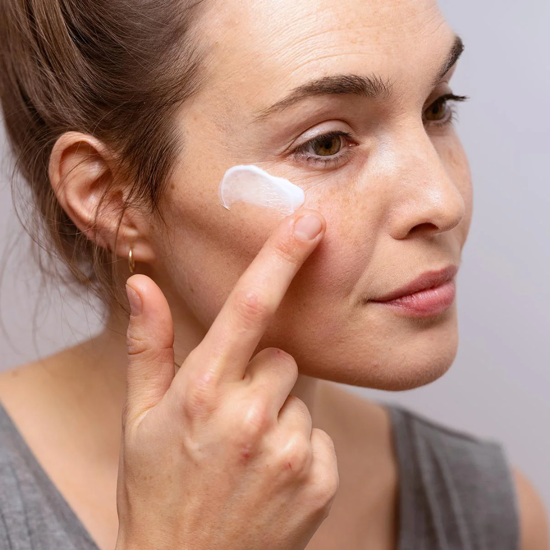 SVR PALPEBRAL Crème | Soin Apaisant Paupières Sensibles & Irritées
Apaisez et protégez vos paupières sensibles, sèches et irritées avec SVR PALPEBRAL Crème. Sa formule haute tolérance, enrichie en acide hyaluronique et omégas 3,6,9, réduit les rougeurs, tiraillements et sensations d’inconfort. Idéale pour les yeux réactifs et porteurs de lentilles.
🛒 Disponible sur laparadulac.com, votre parapharmacie en Tunisie au meilleur prix ! 🚀