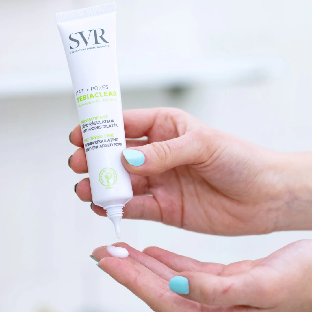 SVR SEBIACLEAR Mat+Pores | Soin Matifiant & Anti-Pores Dilatés
Dites adieu à la brillance et aux pores dilatés avec SVR SEBIACLEAR Mat+Pores ! Enrichi en niacinamide 4% et gluconolactone, ce soin matifie durablement, régule l’excès de sébum et affine le grain de peau. Idéal pour les peaux mixtes à grasses sujettes aux imperfections.
🛒 Disponible sur laparadulac.com, votre parapharmacie en Tunisie au meilleur prix ! 🚀