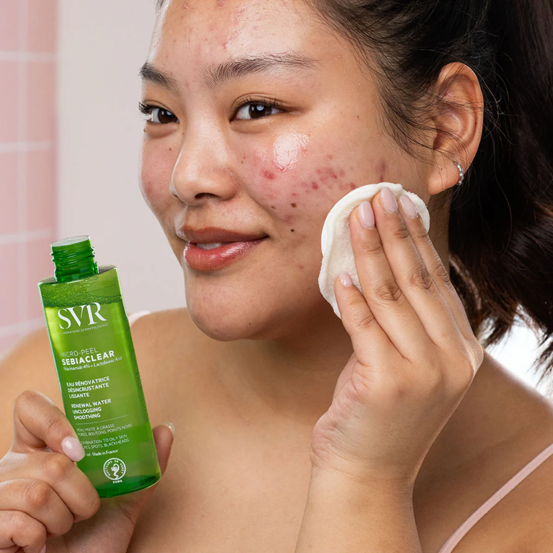 SVR SEBIACLEAR Micro-Peel | Essence Exfoliante Peaux Acnéiques & Imperfections
Offrez à votre peau un peeling doux quotidien avec SVR SEBIACLEAR Micro-Peel. Sa formule ultra-légère, enrichie en gluconolactone et acide salicylique, désincruste les pores, affine le grain de peau et réduit les imperfections et marques résiduelles. Idéal pour les peaux mixtes à grasses et à tendance acnéique.
🛒 Disponible sur laparadulac.com, votre parapharmacie en Tunisie au meilleur prix ! 🚀