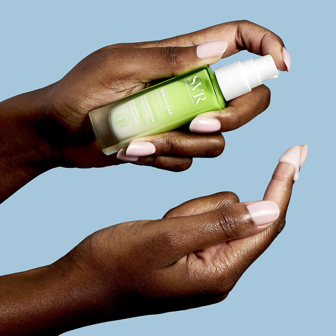 SVR SEBIACLEAR Sérum | Anti-Imperfections, Anti-Marques & Anti-Rides
Corrigez les boutons, points noirs et marques tout en luttant contre les premiers signes de l’âge avec SVR SEBIACLEAR Sérum. Enrichi en niacinamide 14%, acide salicylique et zinc, il purifie, affine le grain de peau et réduit l’excès de sébum sans dessécher. Idéal pour les peaux adultes à tendance acnéique.
🛒 Disponible sur laparadulac.com, votre parapharmacie en Tunisie au meilleur prix ! 🚀
