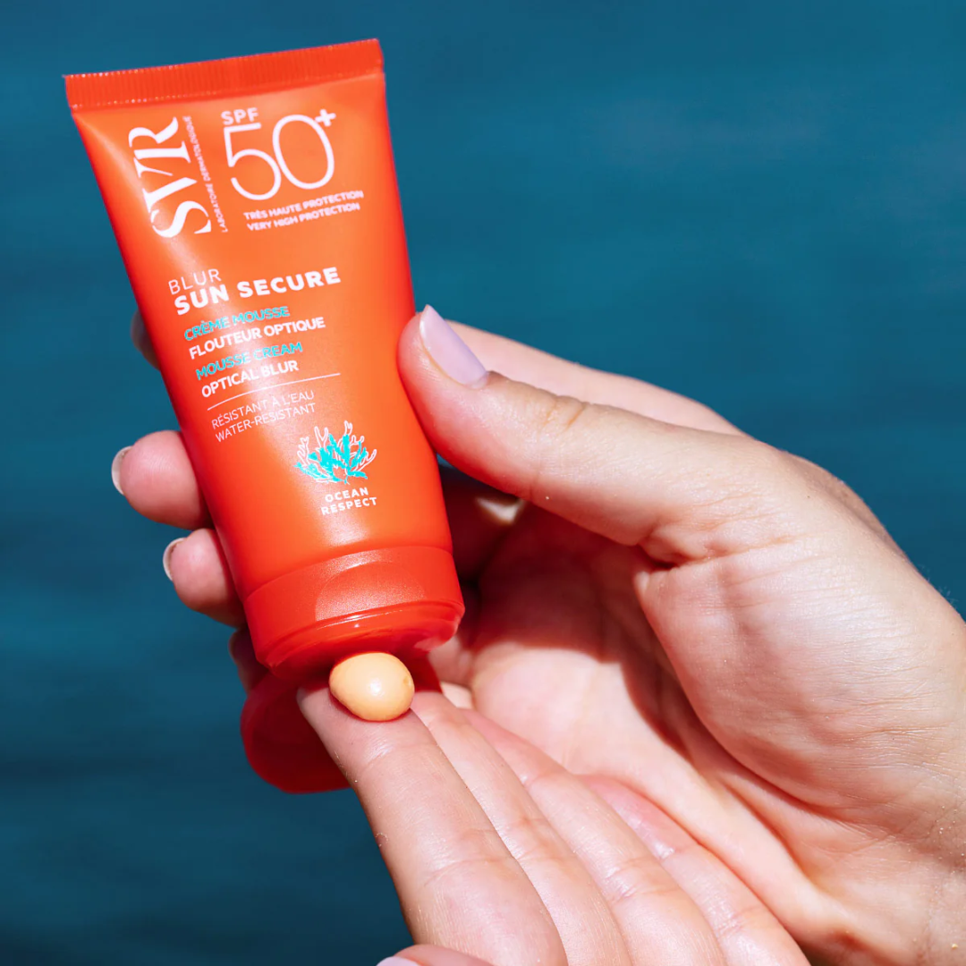 SVR SUN SECURE Blur SPF 50+ | Crème Mousse Solaire Perfectrice
Envie d’une protection solaire SPF 50+ qui lisse et unifie le teint ? SVR SUN SECURE Blur offre une texture mousse innovante, floute les imperfections et protège efficacement contre les UVA, UVB, lumière visible et infrarouges. Idéale comme base de maquillage, elle matifie et laisse un fini velouté.
🛒 Disponible sur laparadulac.com, votre parapharmacie en Tunisie au meilleur prix ! 🚀