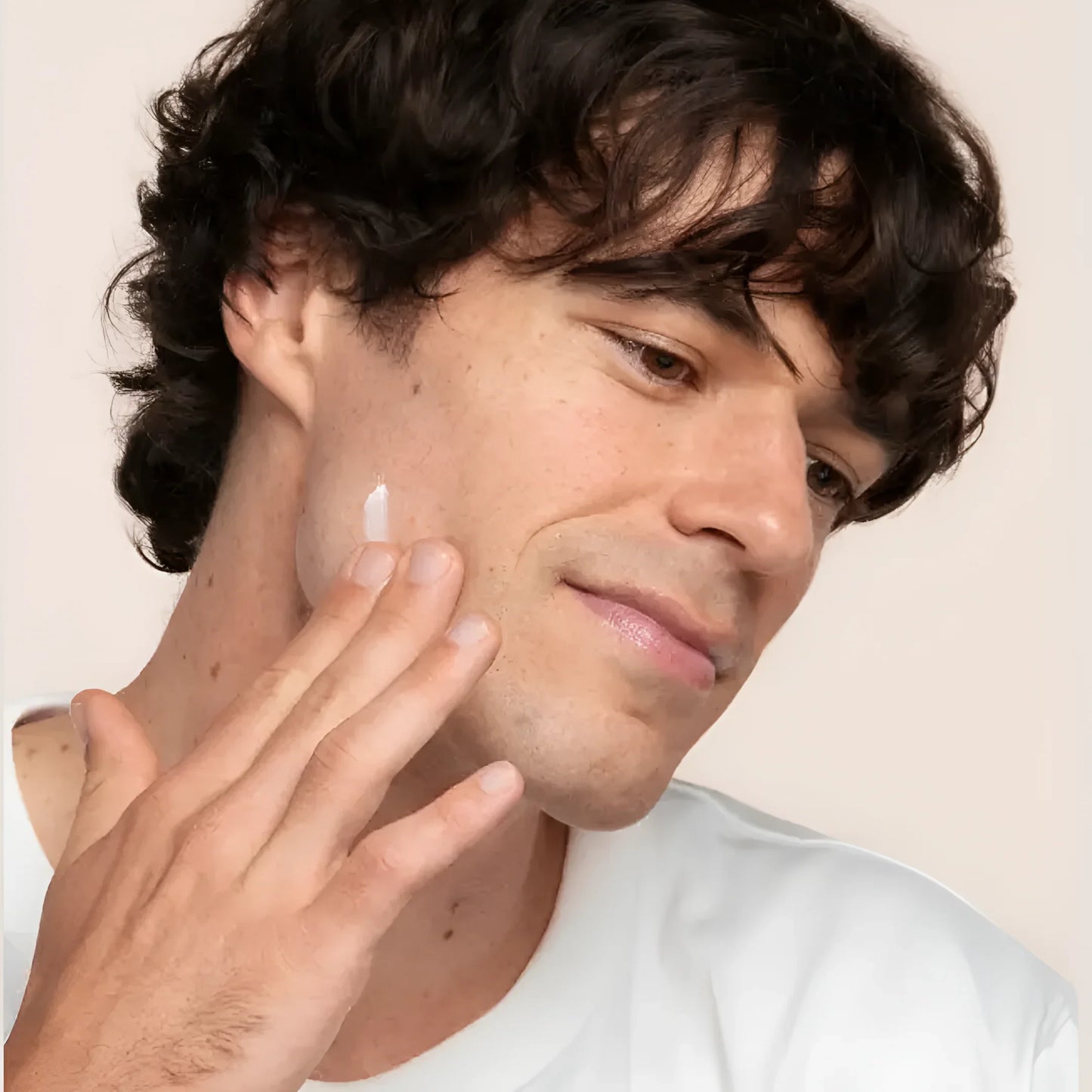 Crème hydratante pour peau sèche, application sur visage homme | La Para Du Lac