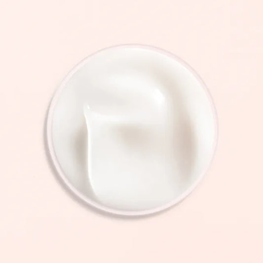 Goutte de sérum visage Lierac montrant sa texture fraîche et gorgée d'eau