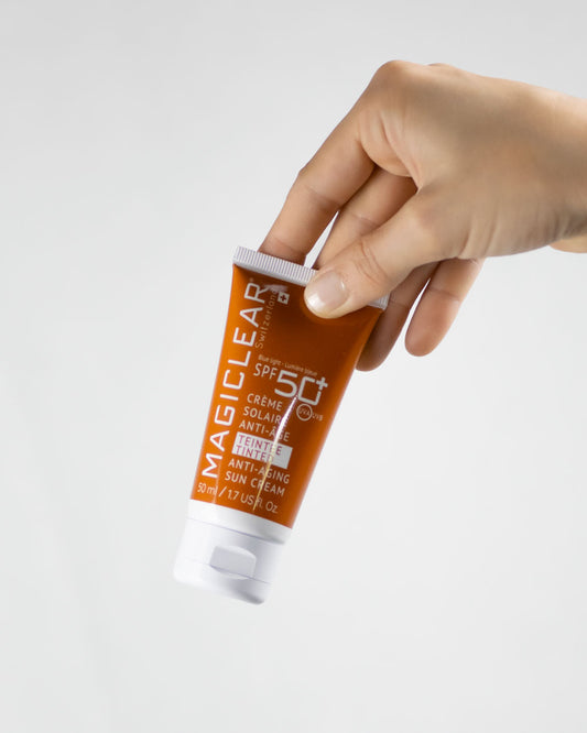 Texture fluide et légère de la crème solaire Magiclear pour un fini teinté naturel.