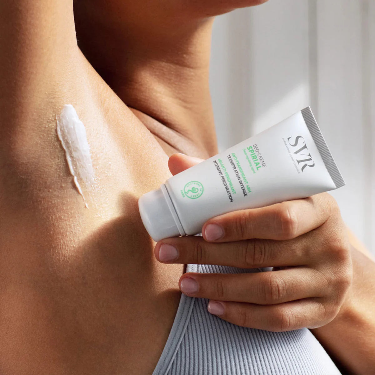 SVR Spirial Déo-Crème – Déodorant crème haute tolérance pour peaux sensibles – Disponible sur La Para du Lac, parapharmacie en ligne N°1 en Tunisie.
