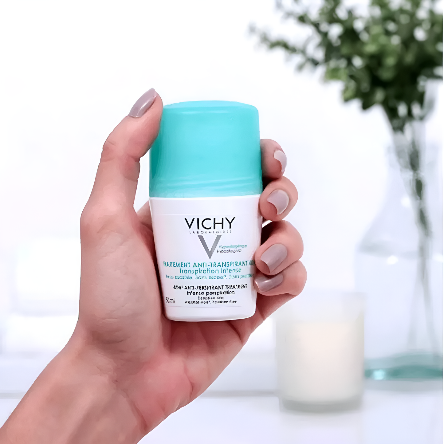 Déodorant Vichy Traitement Anti-Transpirant 24h pour femme, efficacité intense et respect de la peau.

