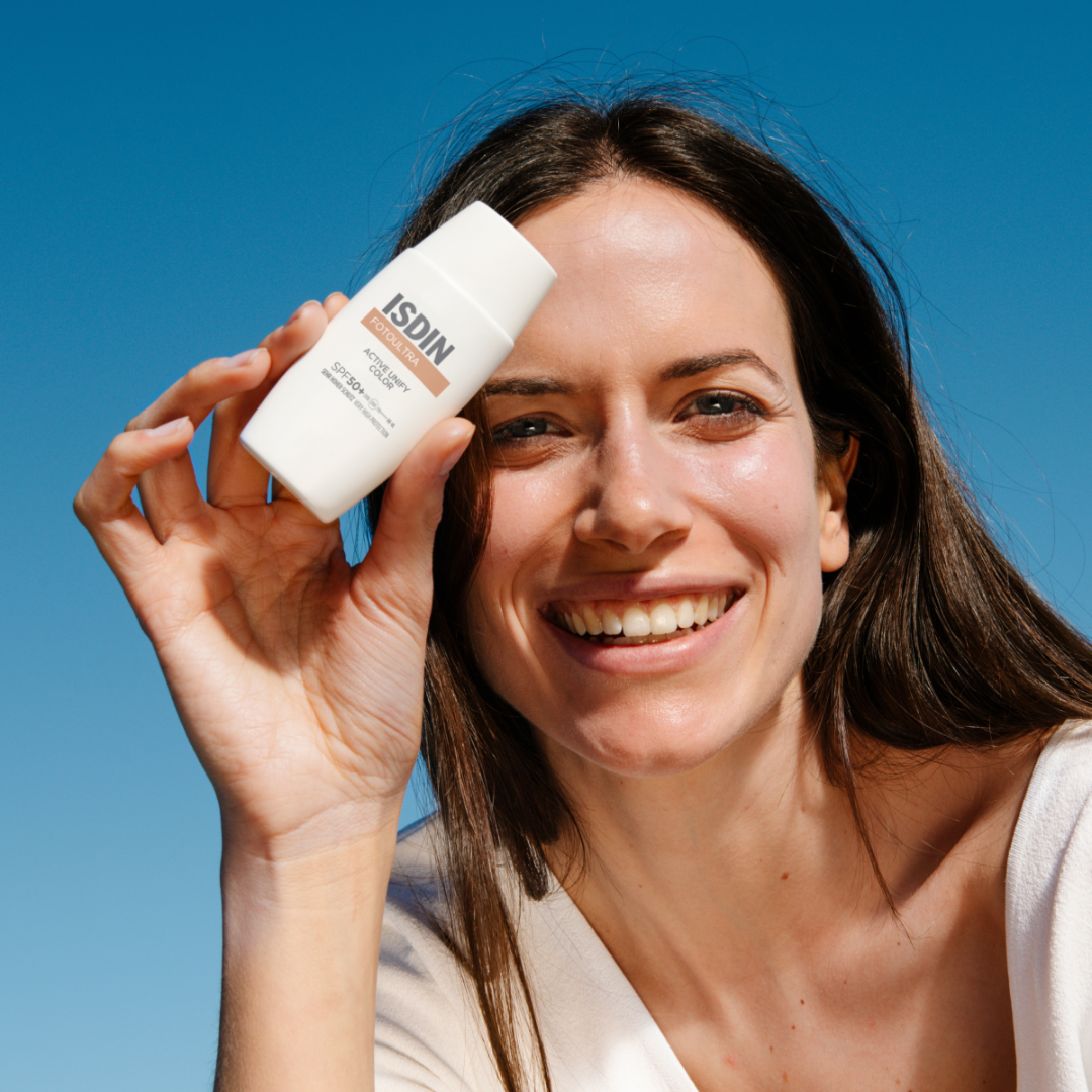 Fotoultra 100 Active Unify COLOR SPF 50+ – crème solaire teintée unifiante, disponible en ligne chez Laparadulac Parapharmacie Tunisie.

