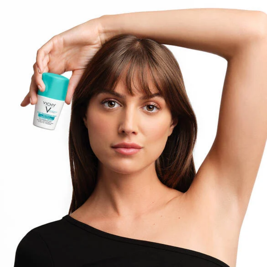 Déodorant anti-traces Vichy 24h pour homme et femme, protection sans résidus sur vêtements.

