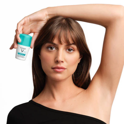 Déodorant anti-traces Vichy 24h pour homme et femme, protection sans résidus sur vêtements.

