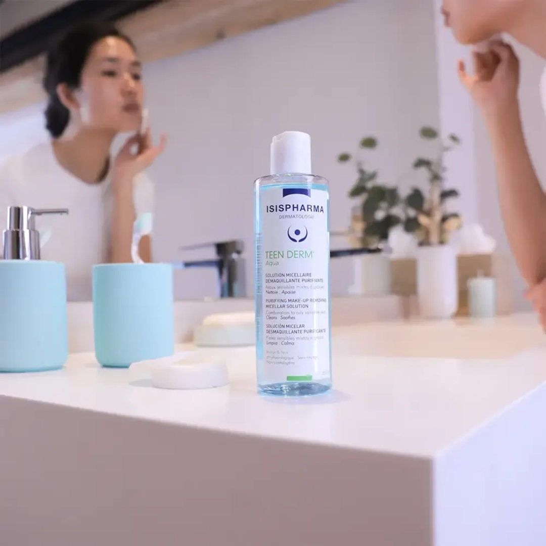 ISISPHARMA Teen Derm Aqua Solution Micellaire Tunisie – eau micellaire nettoyante et purifiante, soin visage peaux grasses et acnéiques, démaquillant doux anti-imperfections ISISPHARMA, dermocosmétique française, parapharmacie en ligne Tunisie Lac 2, produits Teen Derm originaux pas cher Tunisie, acheter ISISPHARMA Teen Derm Aqua en Tunisie sur laparadulac.com