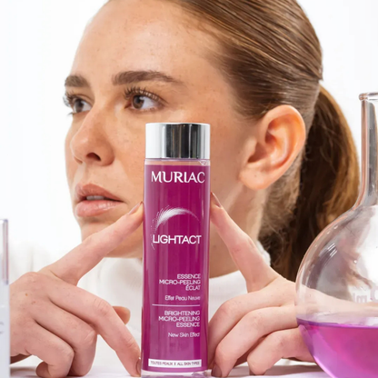 Image de Muriac Essence Micro‑Peeling Éclat 200 ml – soin exfoliant doux aux AHA et vitamine C, haute tolérance, disponible sur laparadulac.com et parapharmacie Tunisie.

