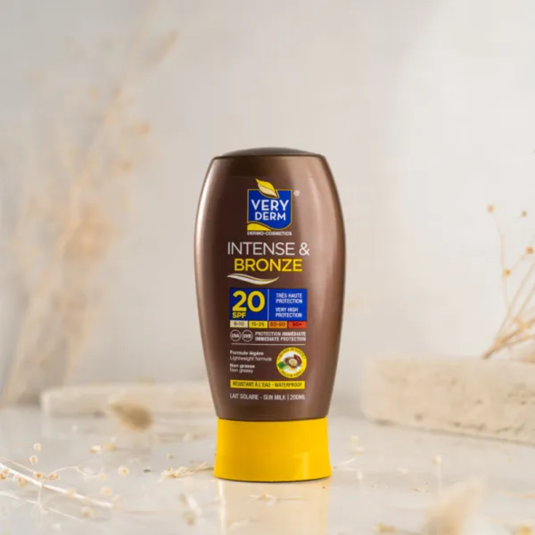 Very Derm Intense Bronze SPF 20 200ml – lotion bronzante biodégradable, protection UV, en vente sur laparadulac.com, parapharmacie Tunisie.


