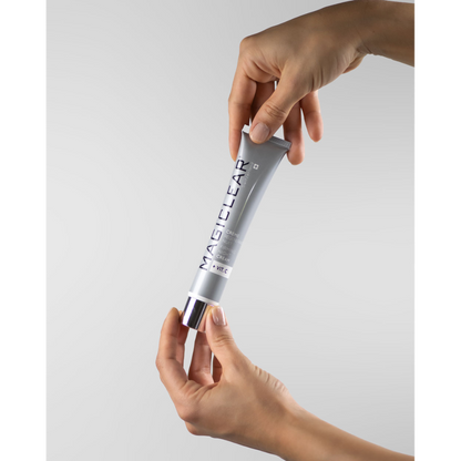 “MAGICLEAR Crème Régénérante Anti-Âge Nuit Silver 50g – Crème de nuit hydratante et anti-âge, nourrit et renforce la peau pendant le sommeil, favorise le renouvellement cellulaire et aide à réparer les dommages environnementaux quotidiens. Enrichie en acide octadécènedioïque, vitamines B3 et C, extraits de feuilles de vigne et de réglisse, allantoïne et bisabolol. Appliquer le soir sur le visage nettoyé. Disponible sur laparadulac.com, parapharmacie en ligne en Tunisie.”