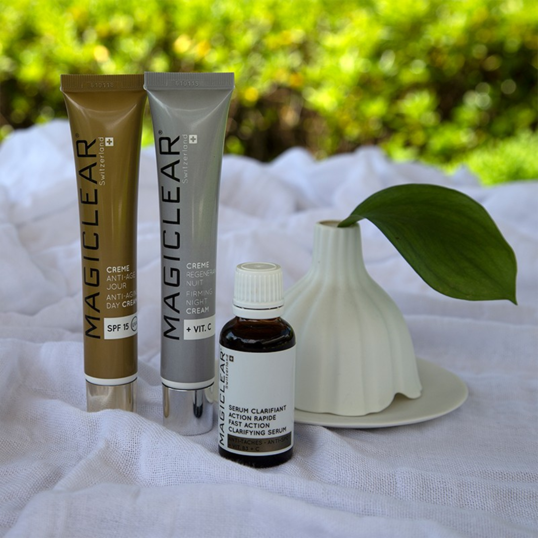 “MAGICLEAR Crème de Jour Anti-Âge SPF 15 Gold 50ml – Crème hydratante et anti-âge pour le visage, protège des rayons UV avec un SPF 15, améliore et unifie le teint, régénère la peau et combat les radicaux libres. Enrichie en vitamines B3, C et E, acide hyaluronique, provitamine B5, thé vert et beurre de karité. Appliquer le matin sur une peau nettoyée. Disponible sur laparadulac.com, parapharmacie en ligne en Tunisie.”
